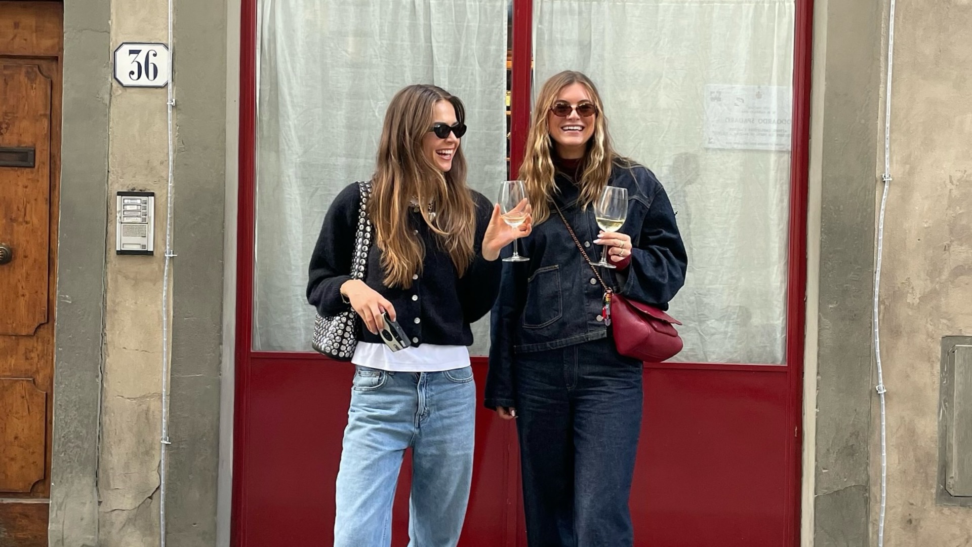 컬러별 니트, 카디건을 귀엽게 소화하는 3가지 방법 - 뉴스 썸네일 이미지