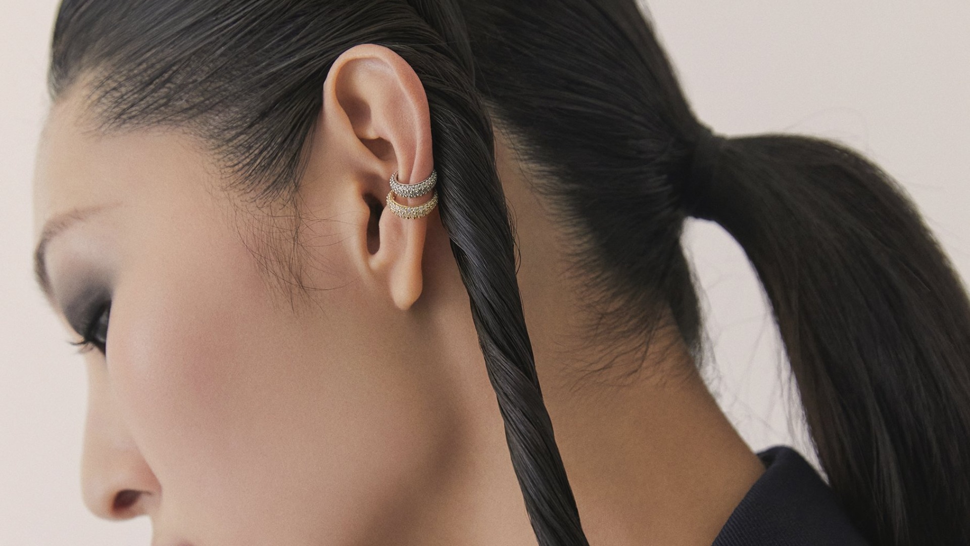 도톰한 아우터와 액세서리, 헤어 스타일의 매칭 공식 - 뉴스 썸네일 이미지