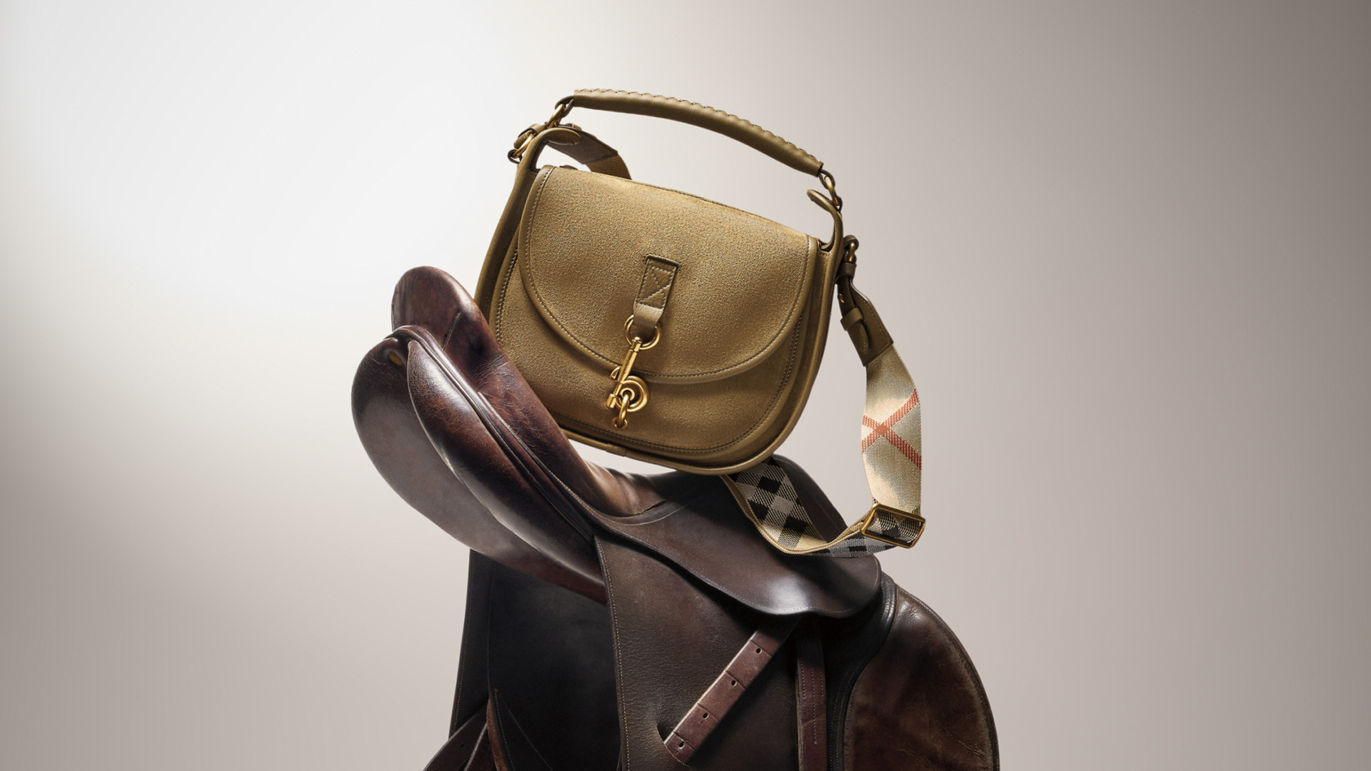 말의 기운이 가득 담긴 느좋 패션 아이템 - 뉴스 썸네일 이미지