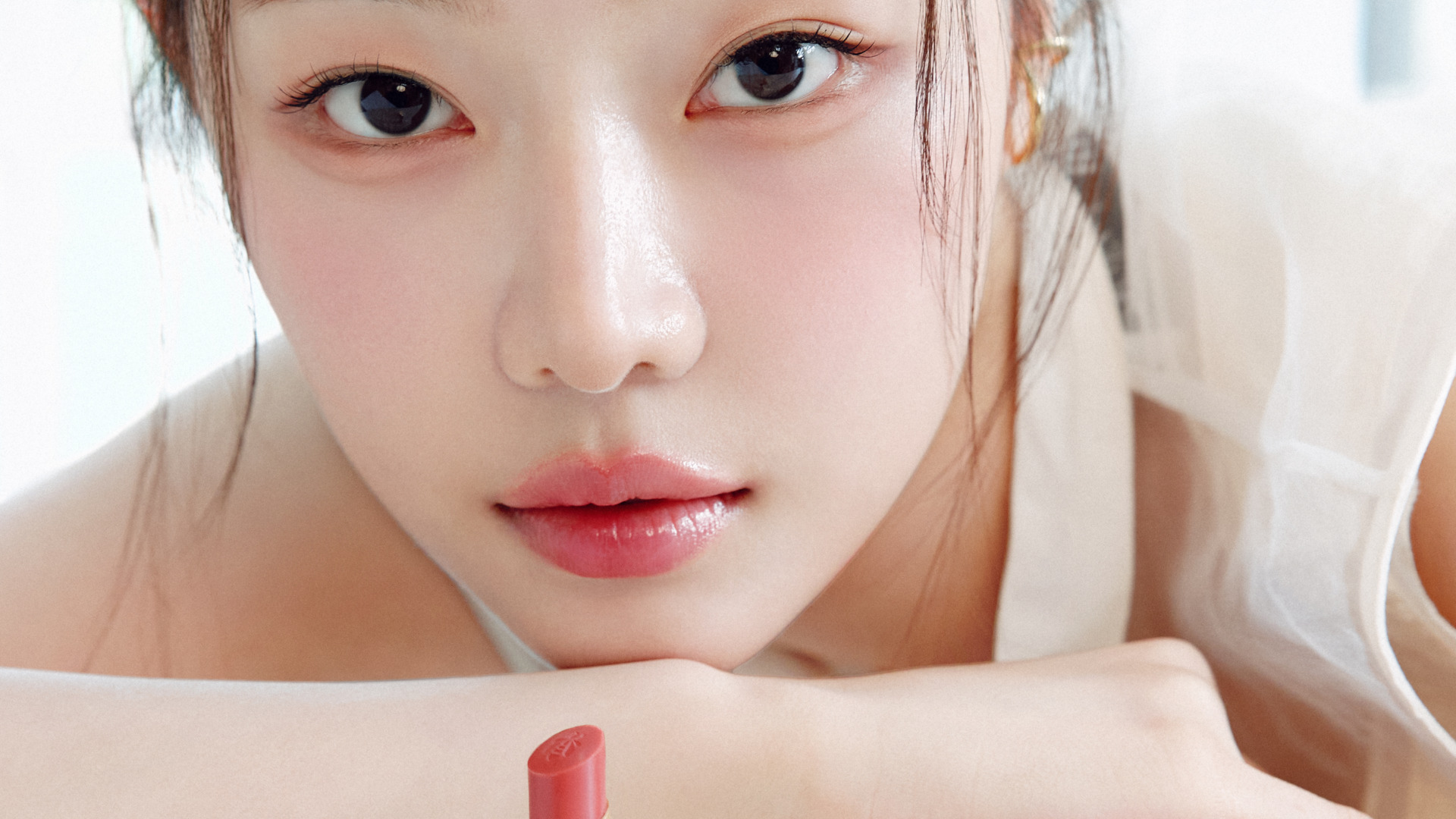 시선을 붙잡는 이시안의 립 메이크업 비밀